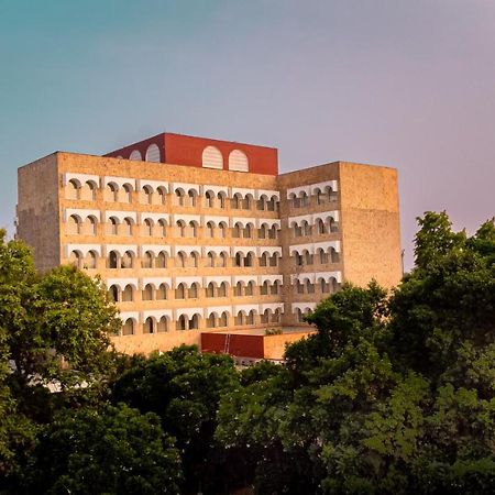 Taj Ganges Varanasi Eksteriør bilde The main building of the university