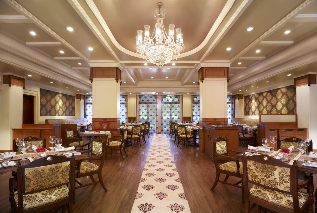 Taj Ganges Varanasi Eksteriør bilde The interior of the restaurant