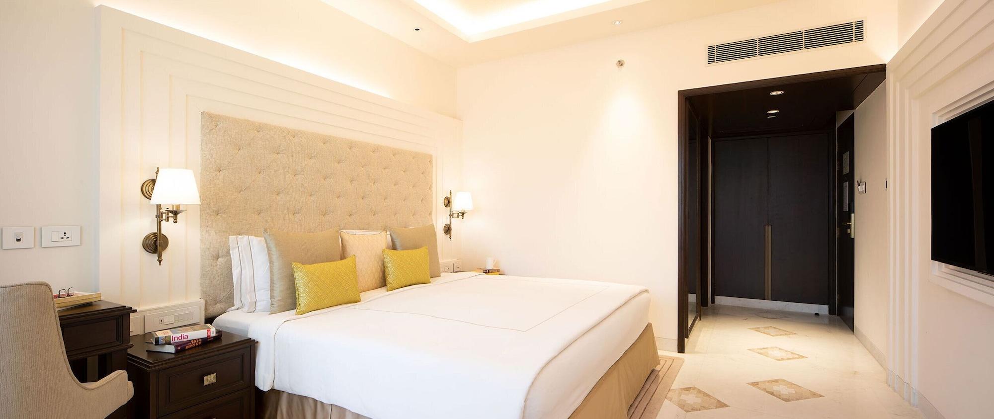 Taj Ganges Varanasi Eksteriør bilde A bedroom at the hotel