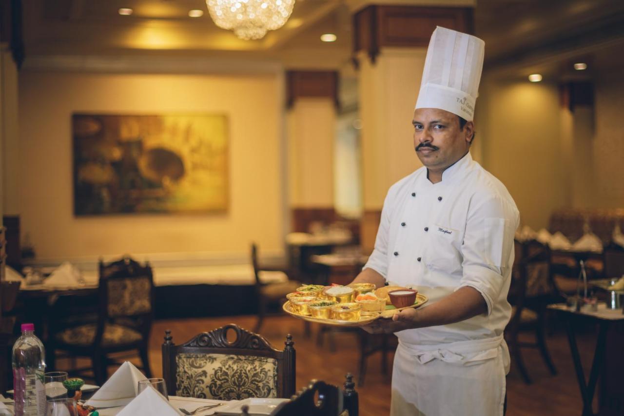 Taj Ganges Varanasi Eksteriør bilde A chef at work