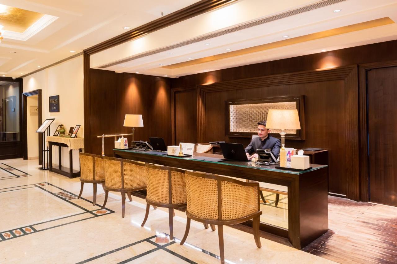 Taj Ganges Varanasi Eksteriør bilde Concierge desk at a hotel