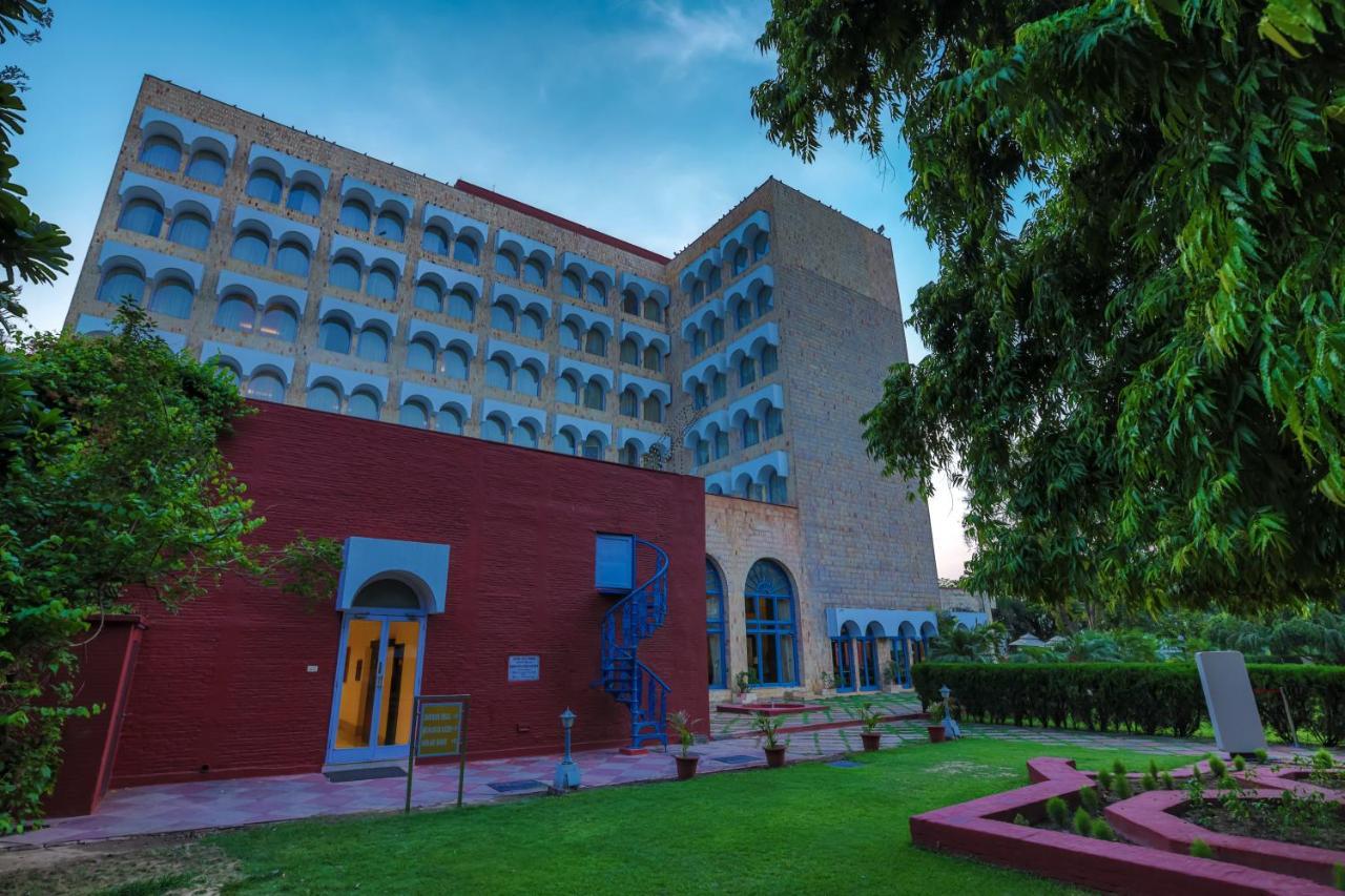 Taj Ganges Varanasi Eksteriør bilde The main building of the university