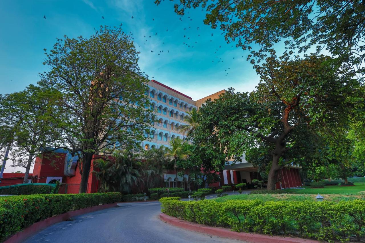 Taj Ganges Varanasi Eksteriør bilde The main building of the university