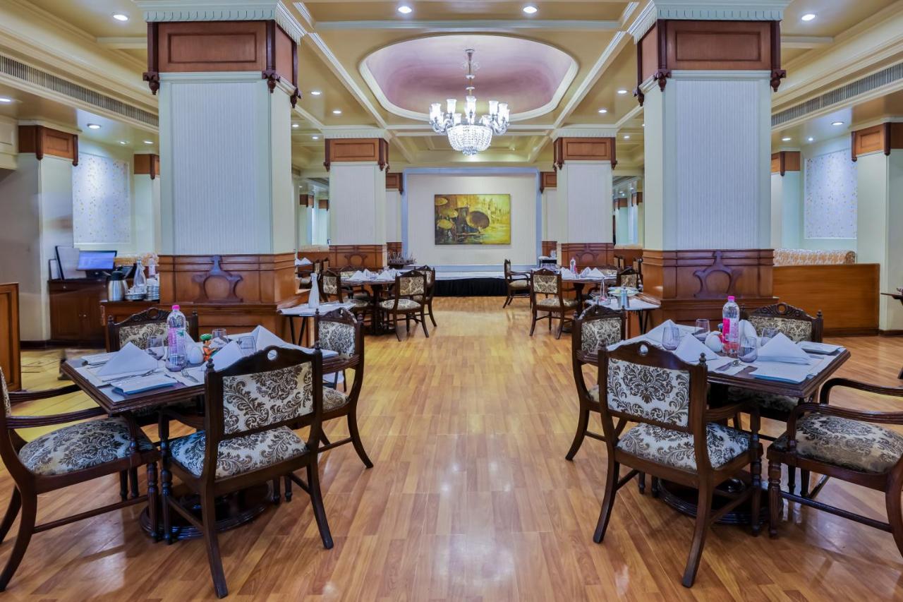 Taj Ganges Varanasi Eksteriør bilde The restaurant