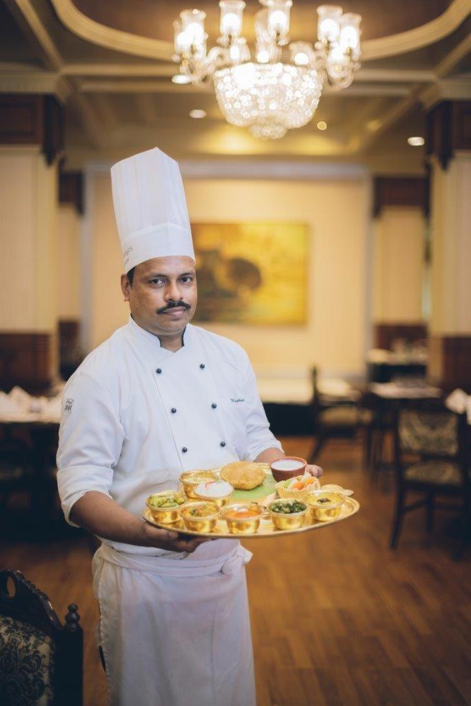 Taj Ganges Varanasi Eksteriør bilde A chef with a selection of Indian snacks