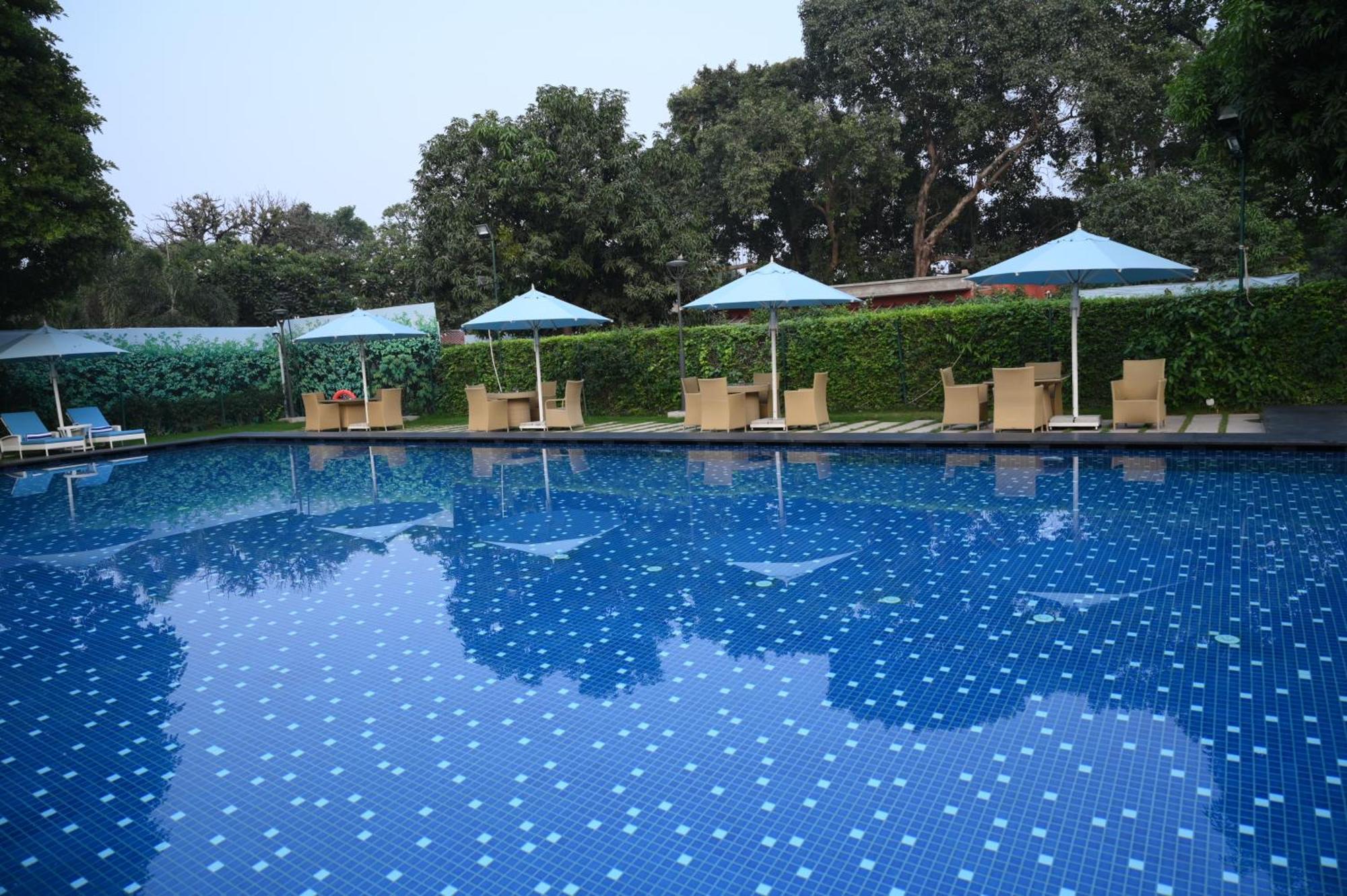 Taj Ganges Varanasi Eksteriør bilde Swimming pool at the Taj Bengal