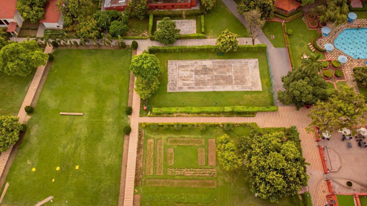Taj Ganges Varanasi Eksteriør bilde Aerial view of the tomb