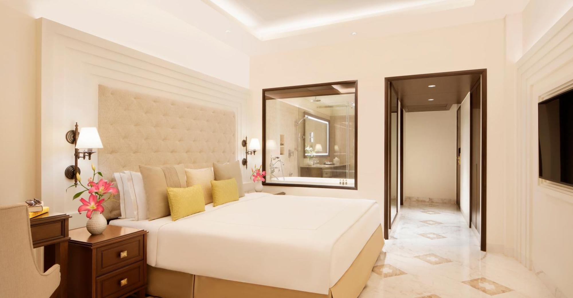 Taj Ganges Varanasi Eksteriør bilde A bedroom at the Taj Mahal Palace