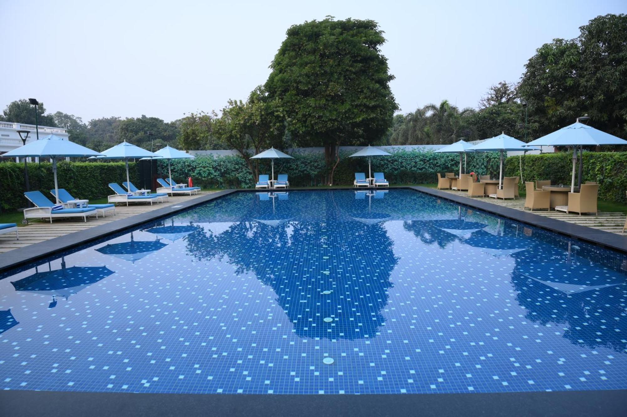 Taj Ganges Varanasi Eksteriør bilde Swimming pool at the Taj Bengal