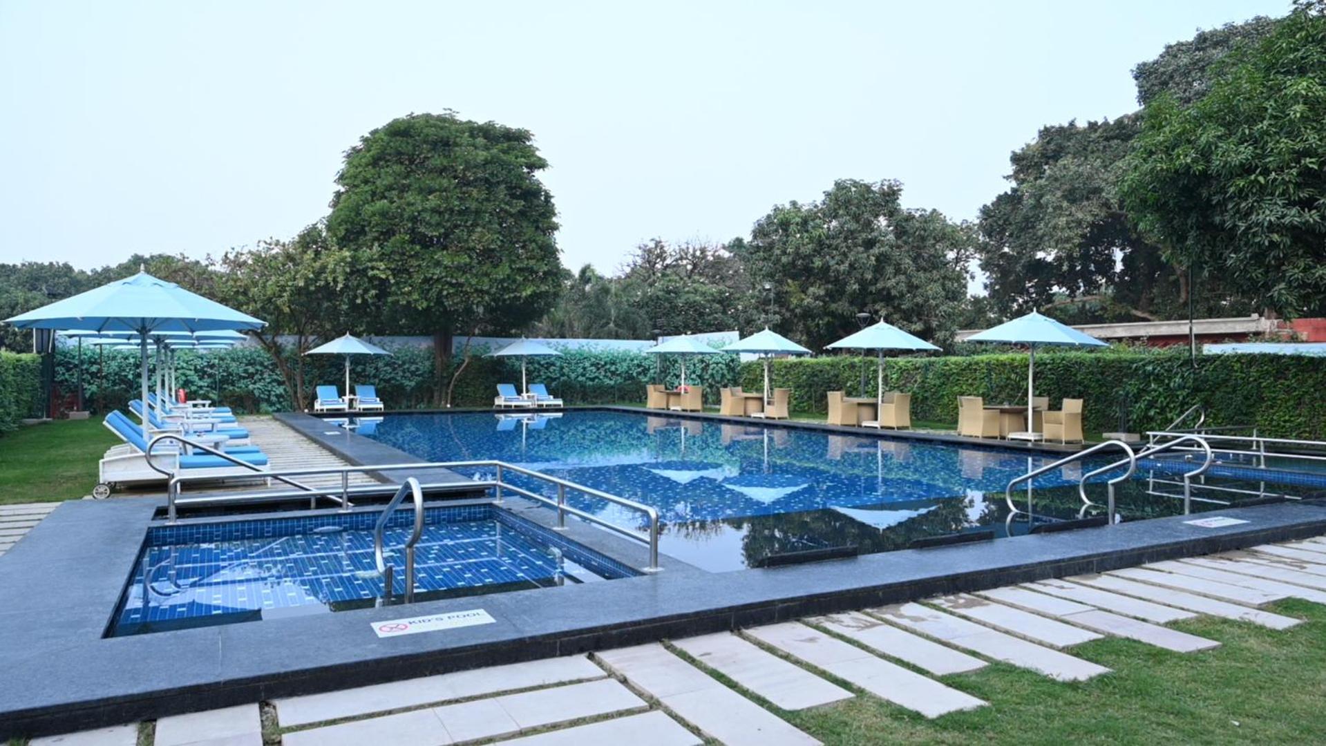 Taj Ganges Varanasi Eksteriør bilde The pool at the Taj Bengal