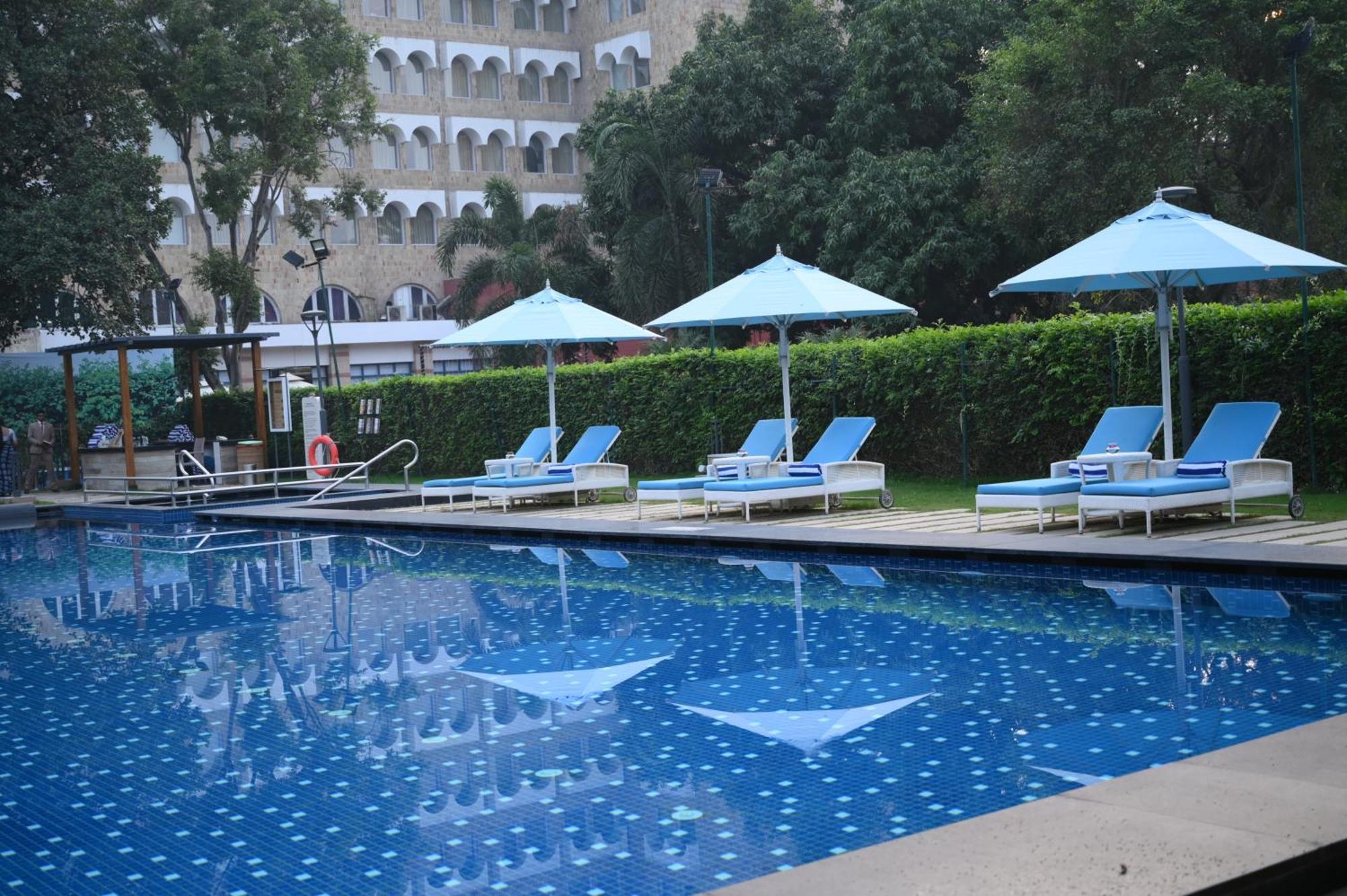 Taj Ganges Varanasi Eksteriør bilde Pool at the Taj Bengal