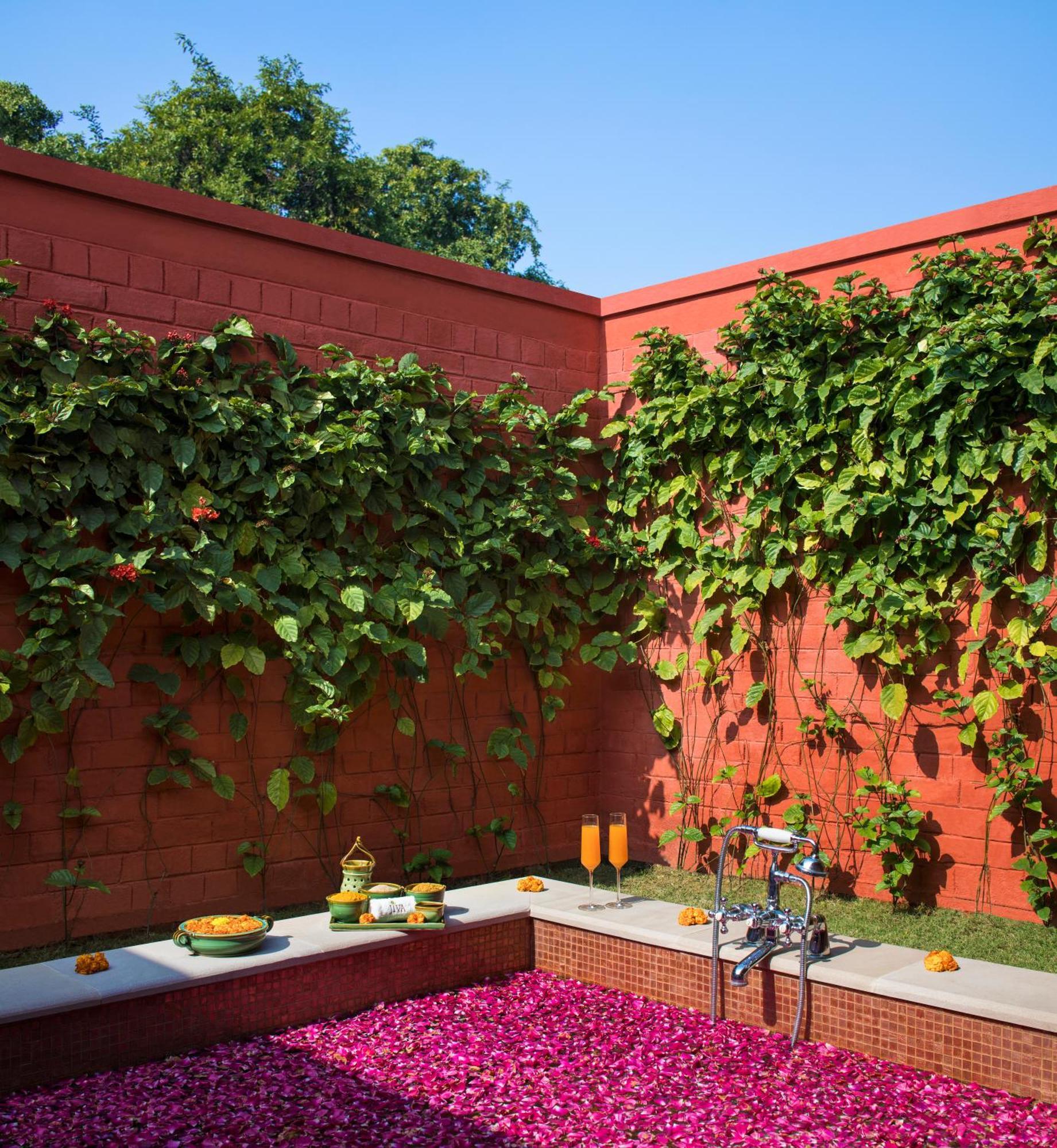Taj Ganges Varanasi Eksteriør bilde A living wall