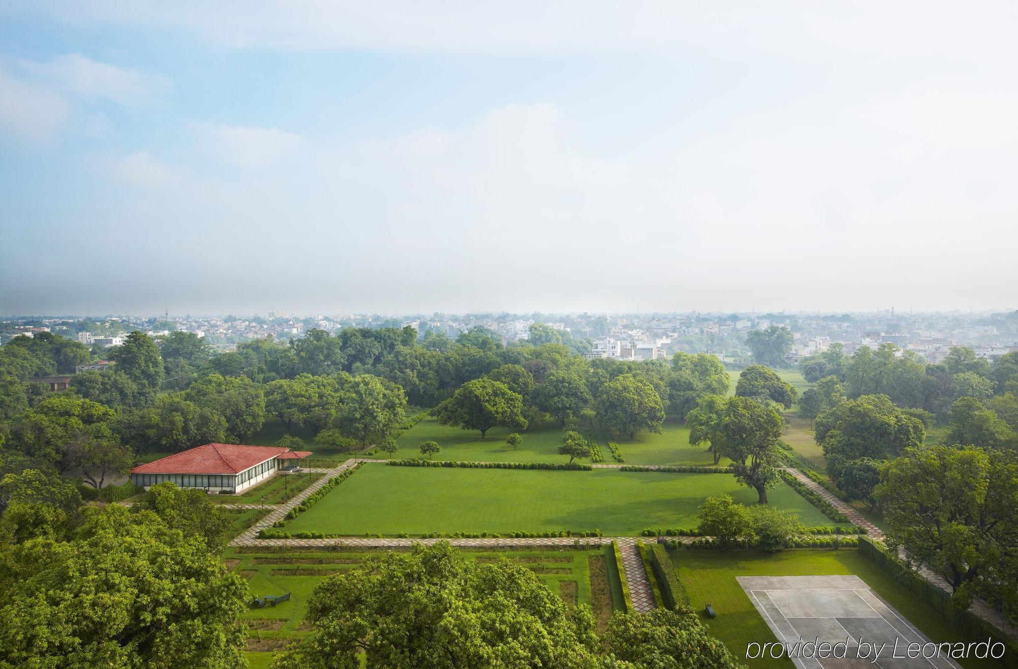 Taj Ganges Varanasi Eksteriør bilde View of the grounds from the tower