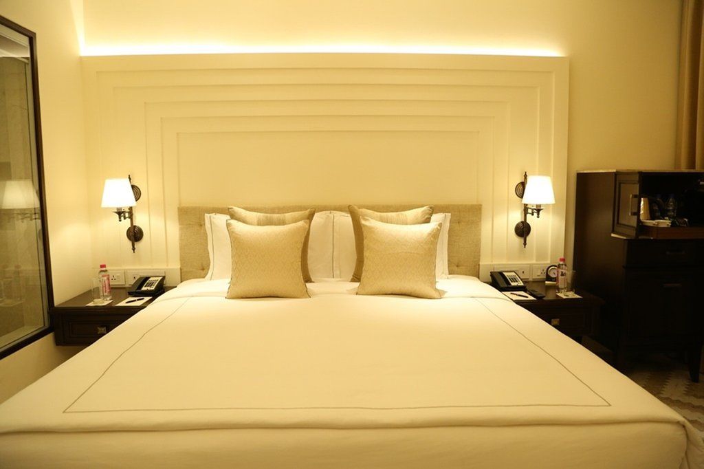 Taj Ganges Varanasi Eksteriør bilde A bedroom at the Taj Mahal Palace
